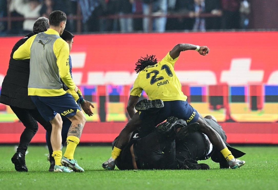 Bao luc lai bung phat tren san co Tho Nhi Ky hinh anh