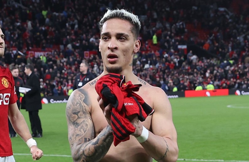 Antony noi gian voi HLV Ten Hag hinh anh