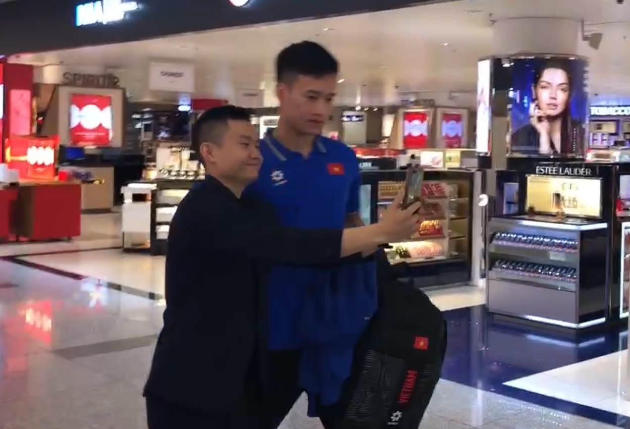 Hoang Duc duoc fan san don tai san bay hinh anh