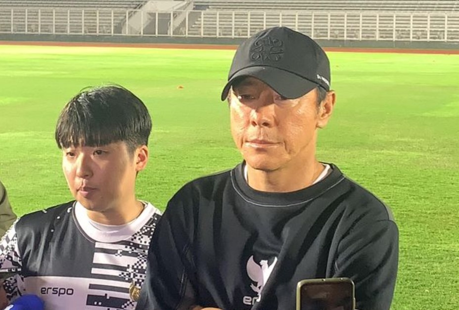 HLV Shin Tae-yong noi gian, veo tai hoc tro trong buoi tap hinh anh