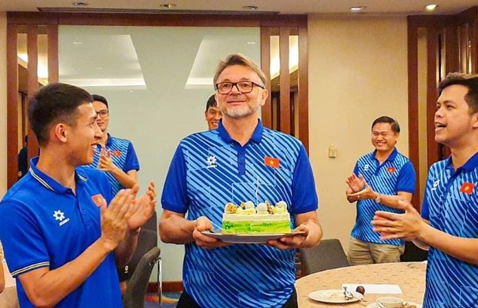 HLV Troussier duoc to chuc sinh nhat truoc tran gap Indonesia hinh anh