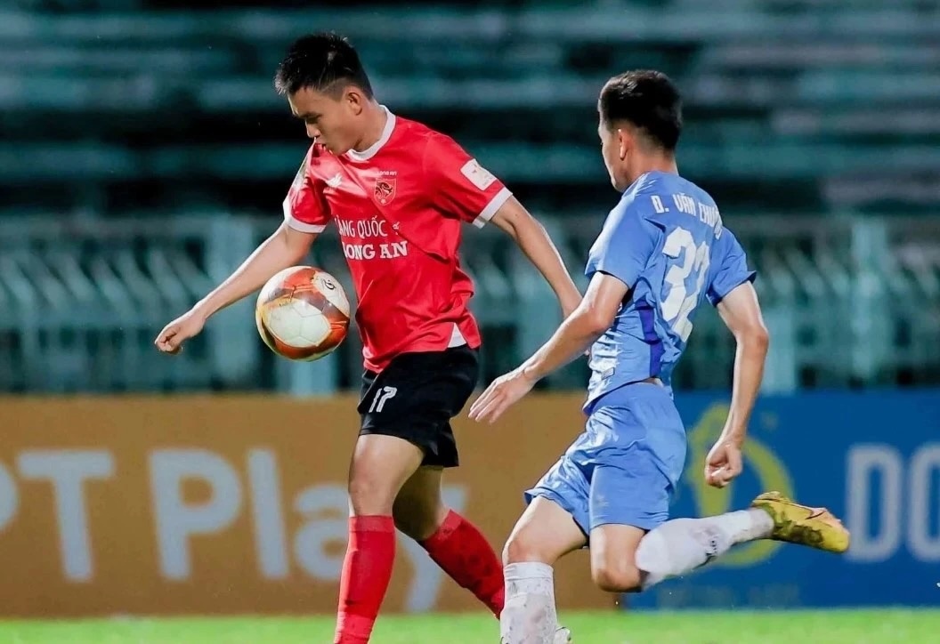 Khoang toi cua bong da Viet Nam hinh anh