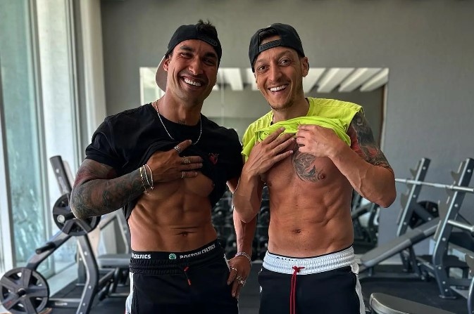 Ozil lam Ronaldo tram tro hinh anh