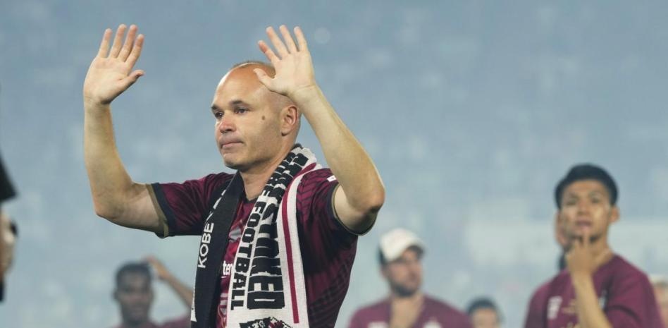 Iniesta bi cao buoc tron thue hinh anh