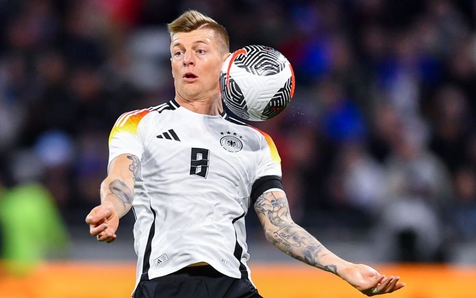 Kroos toa sang trong ngay tro lai tuyen Duc hinh anh