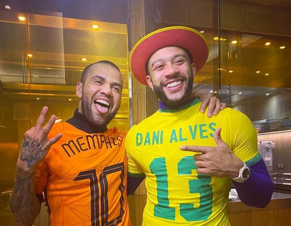 Depay gay phan no khi giup Alves hinh anh