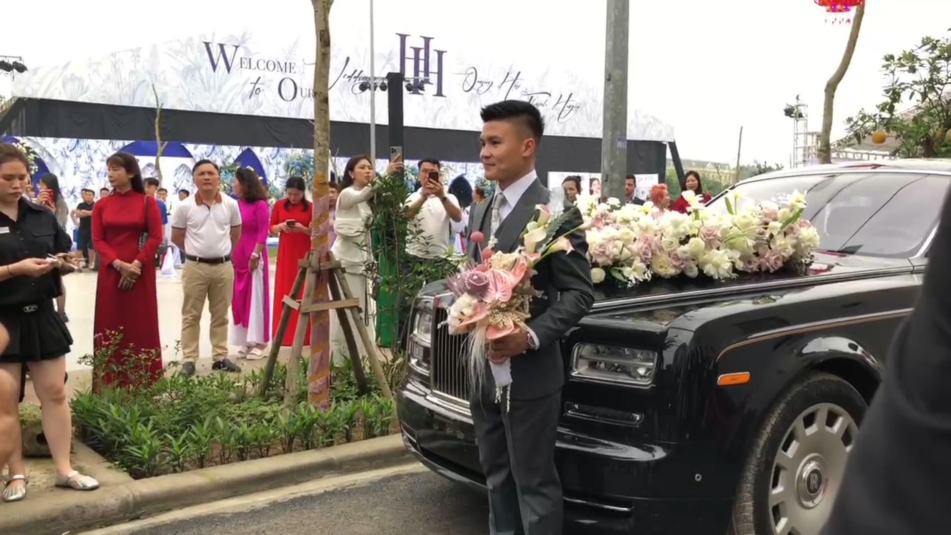 Quang Hai di Rolls-Royce don dau hinh anh