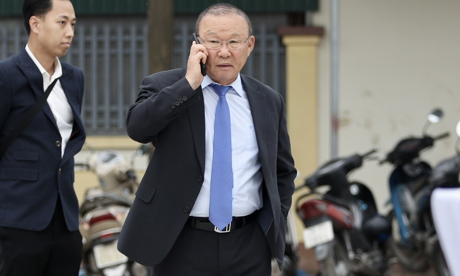 HLV Park treu vo chong Van Hau hinh anh