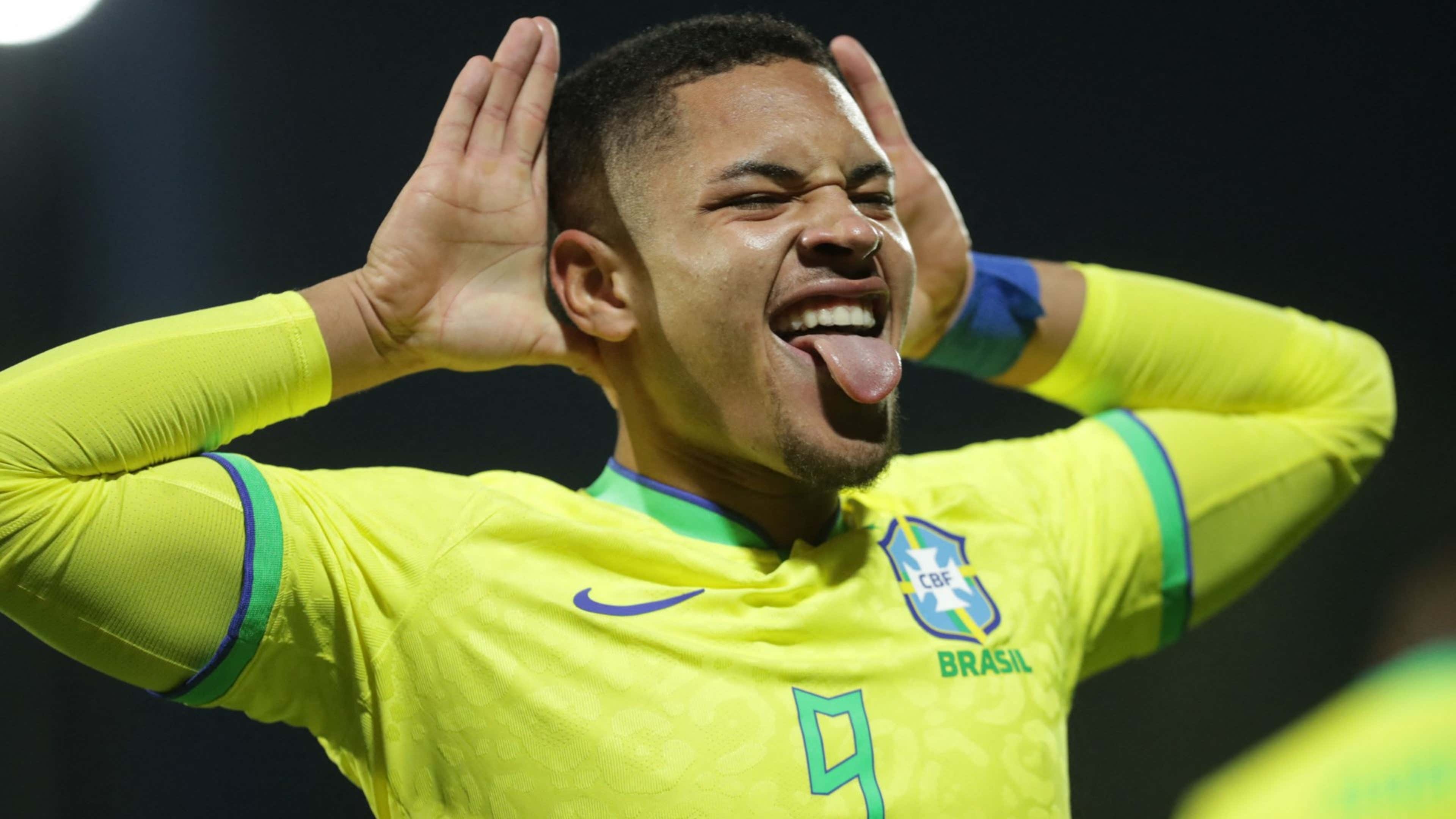 HLV Xavi noi gian voi Roque hinh anh