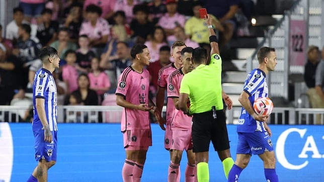 Dong doi Messi nhan 3 the vang trong tran hinh anh