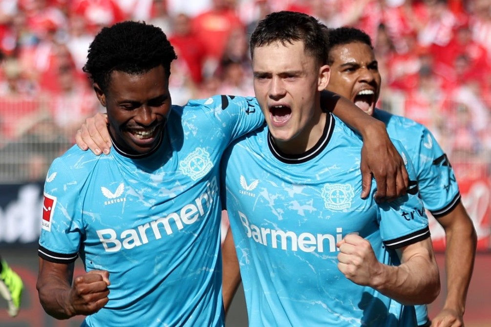 Leverkusen cham tay vao chuc vo dich Bundesliga hinh anh