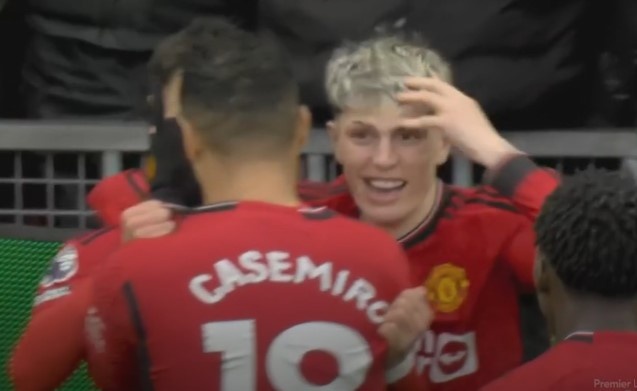 Phan ung cua dong doi khi Bruno ghi ban tu giua san hinh anh