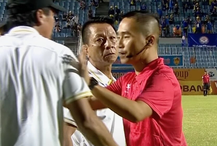Bi VAR huy hai qua phat den, HLV Quang Nam keu goi cau thu bo tran hinh anh