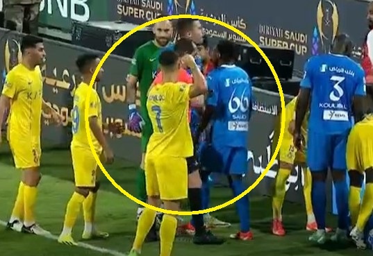 Ronaldo doa dam trong tai khi nhan the do hinh anh