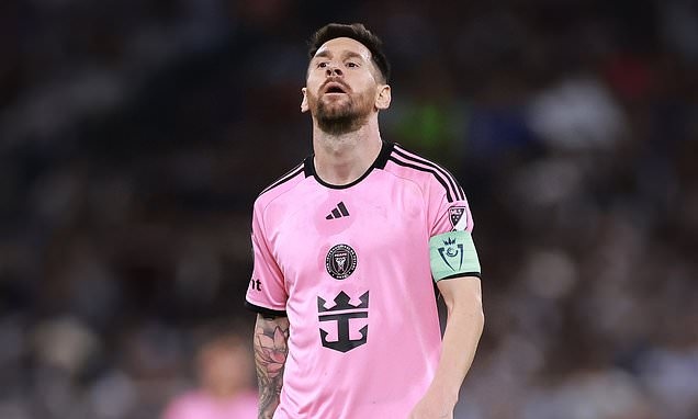 Messi that bai, CDV ho ten Ronaldo hinh anh