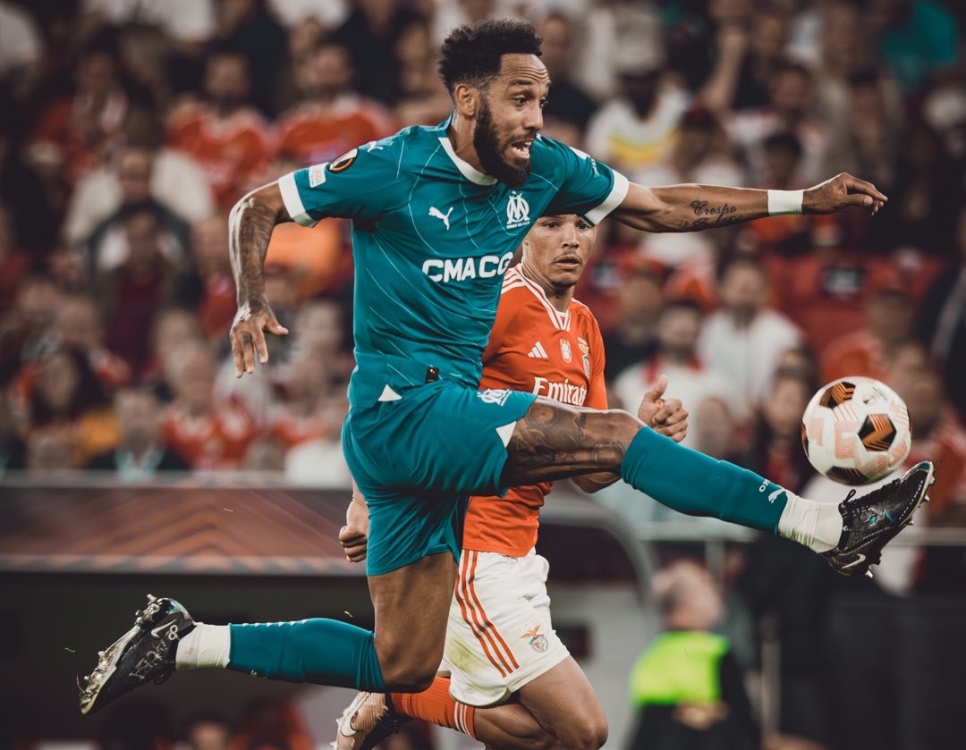 Hai nua buon vui cua Aubameyang hinh anh