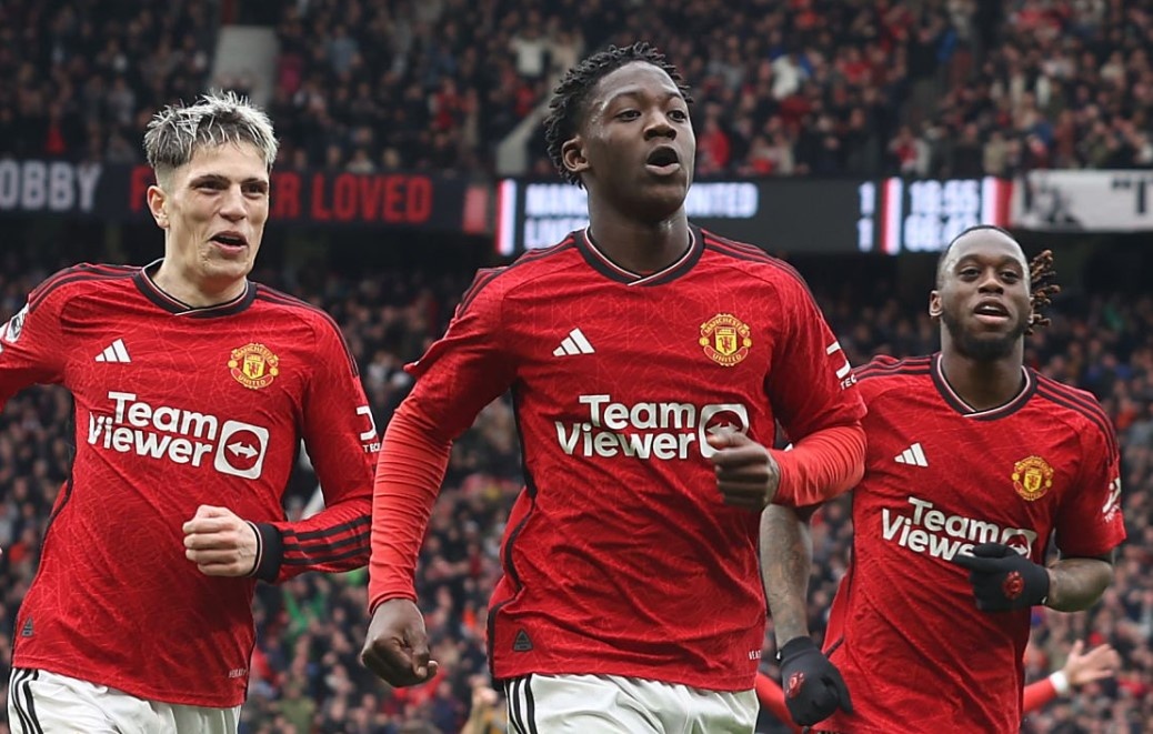 Mainoo bi Paul Scholes mang hinh anh