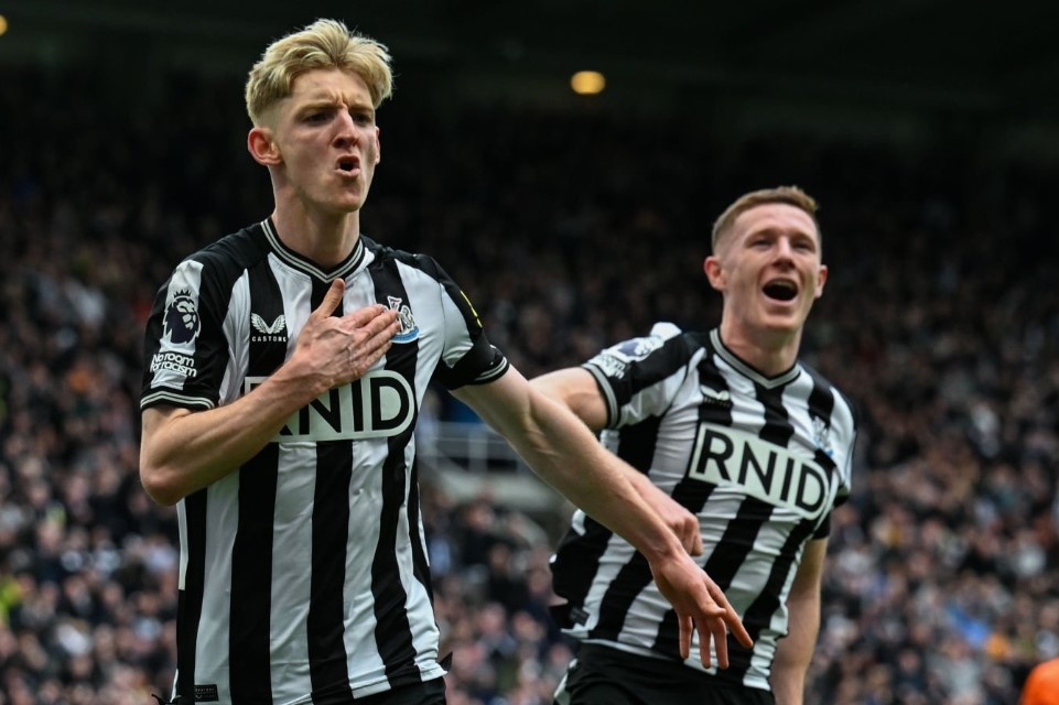 Newcastle day MU khoi nhom du Europa League hinh anh