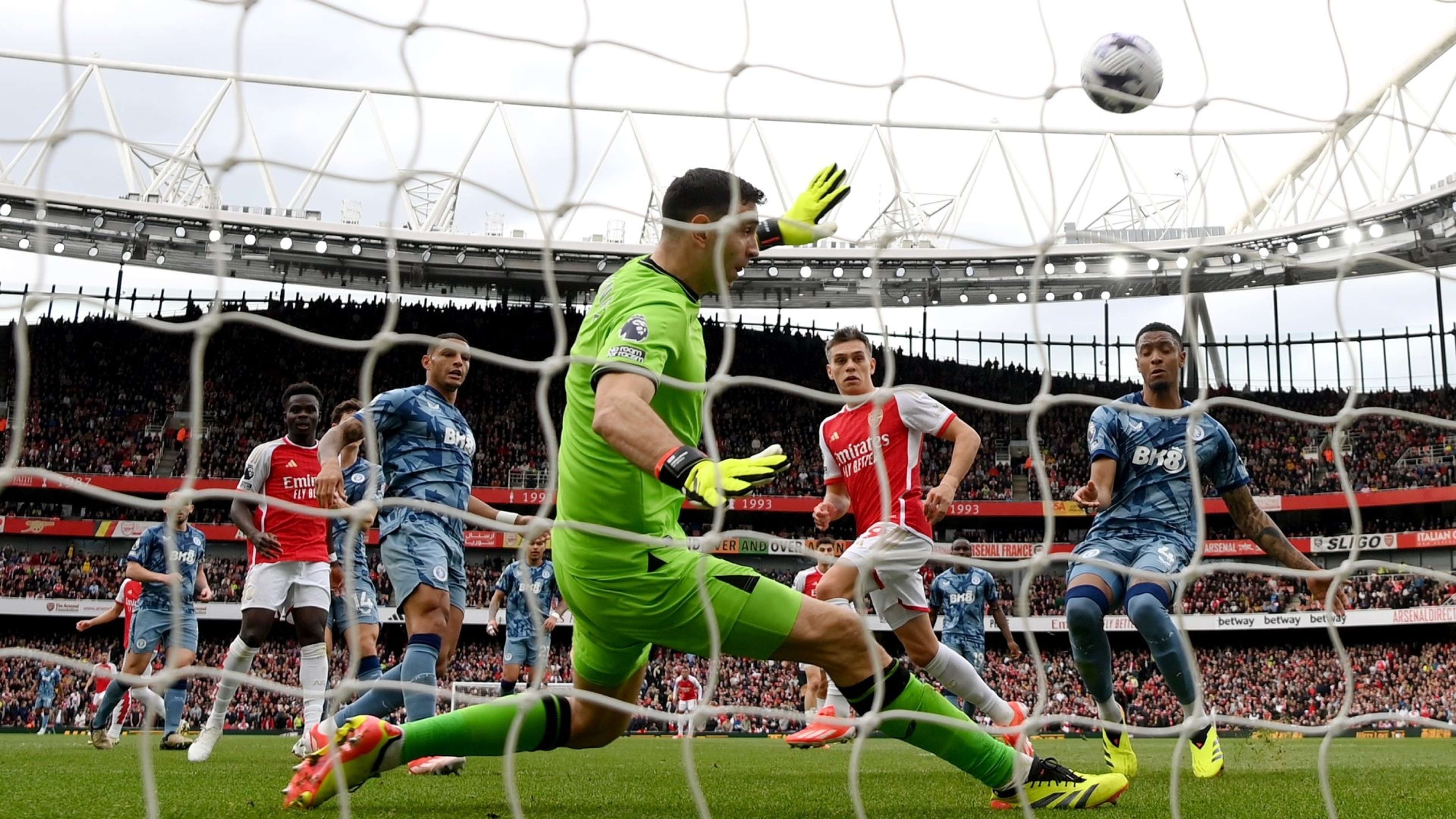 Martinez va don giang manh cho Arsenal hinh anh