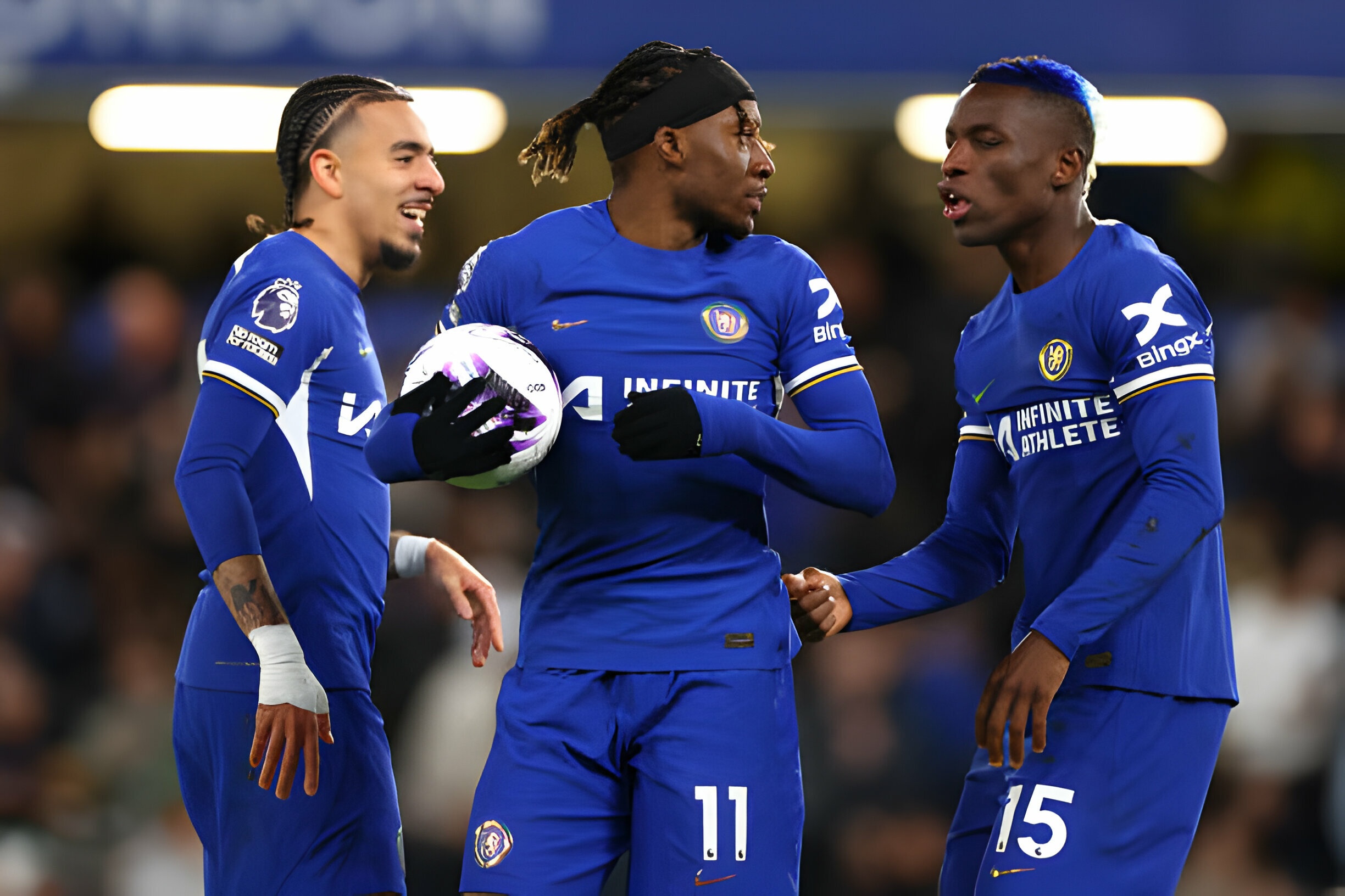 Cau thu Chelsea xo xat vi tranh da phat den hinh anh