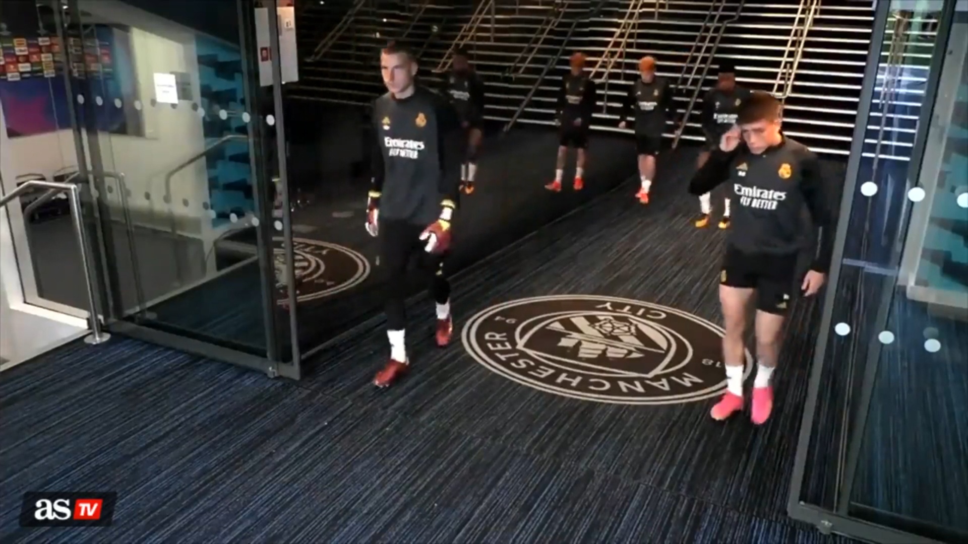 Hanh dong cua Real Madrid gay xon xao mang xa hoi hinh anh