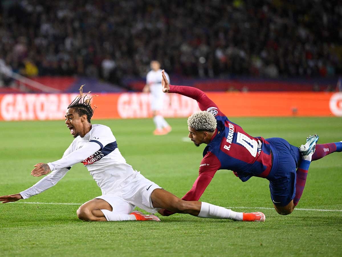 Araujo co dang bi the do truoc PSG? hinh anh