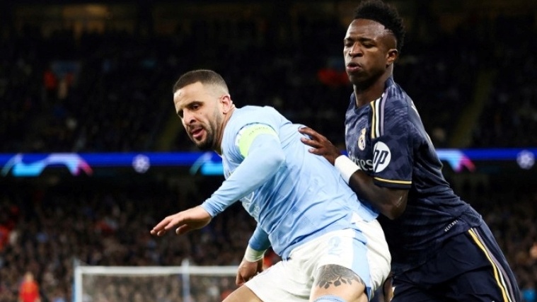 Kyle Walker khien nguoi ham mo ngo ngang hinh anh