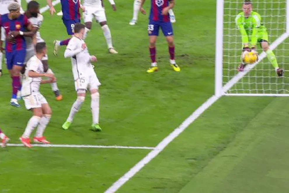 Barca noi gian sau El Clasico hinh anh