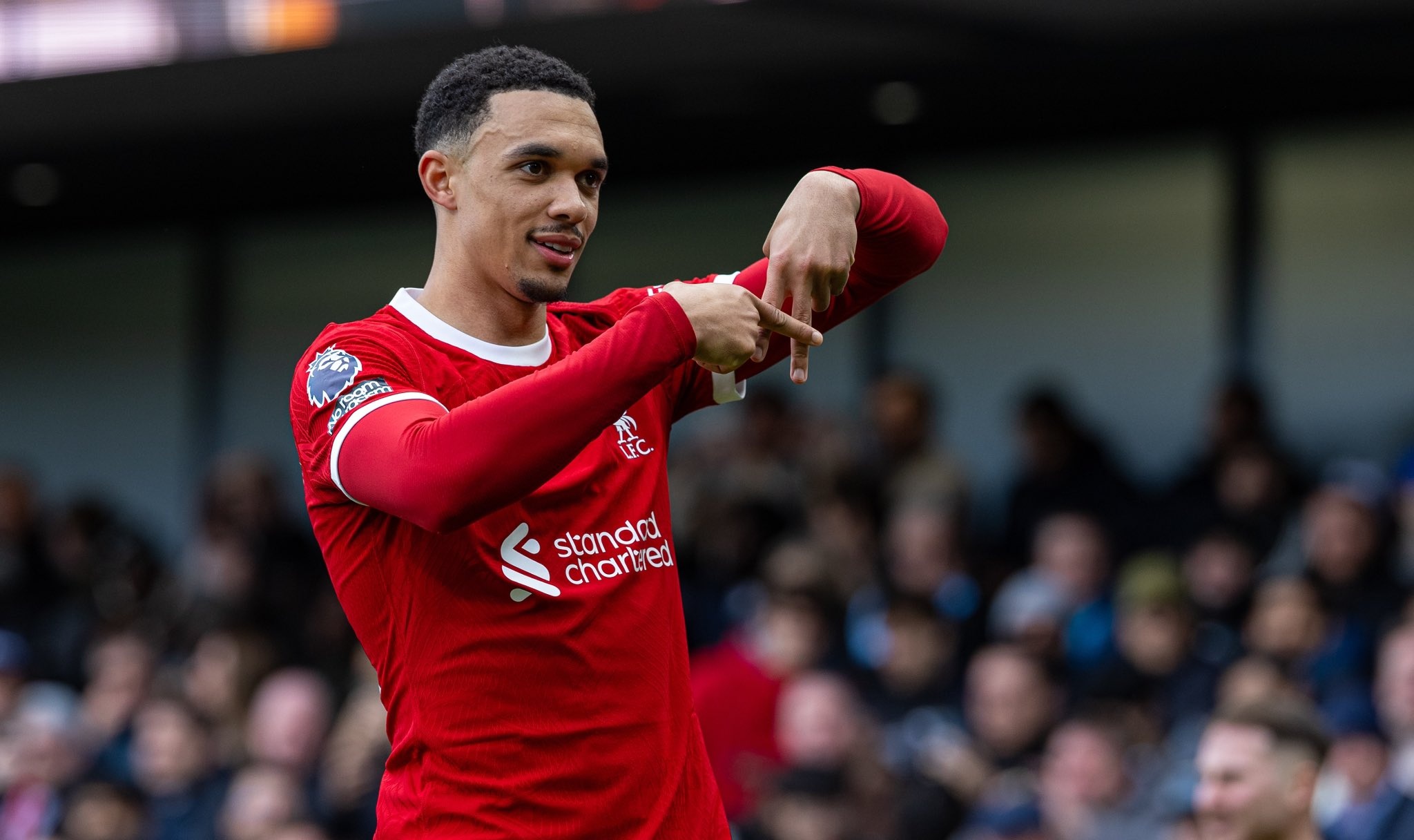 Thang Fulham, Liverpool khien cuoc dua vo dich nong len hinh anh