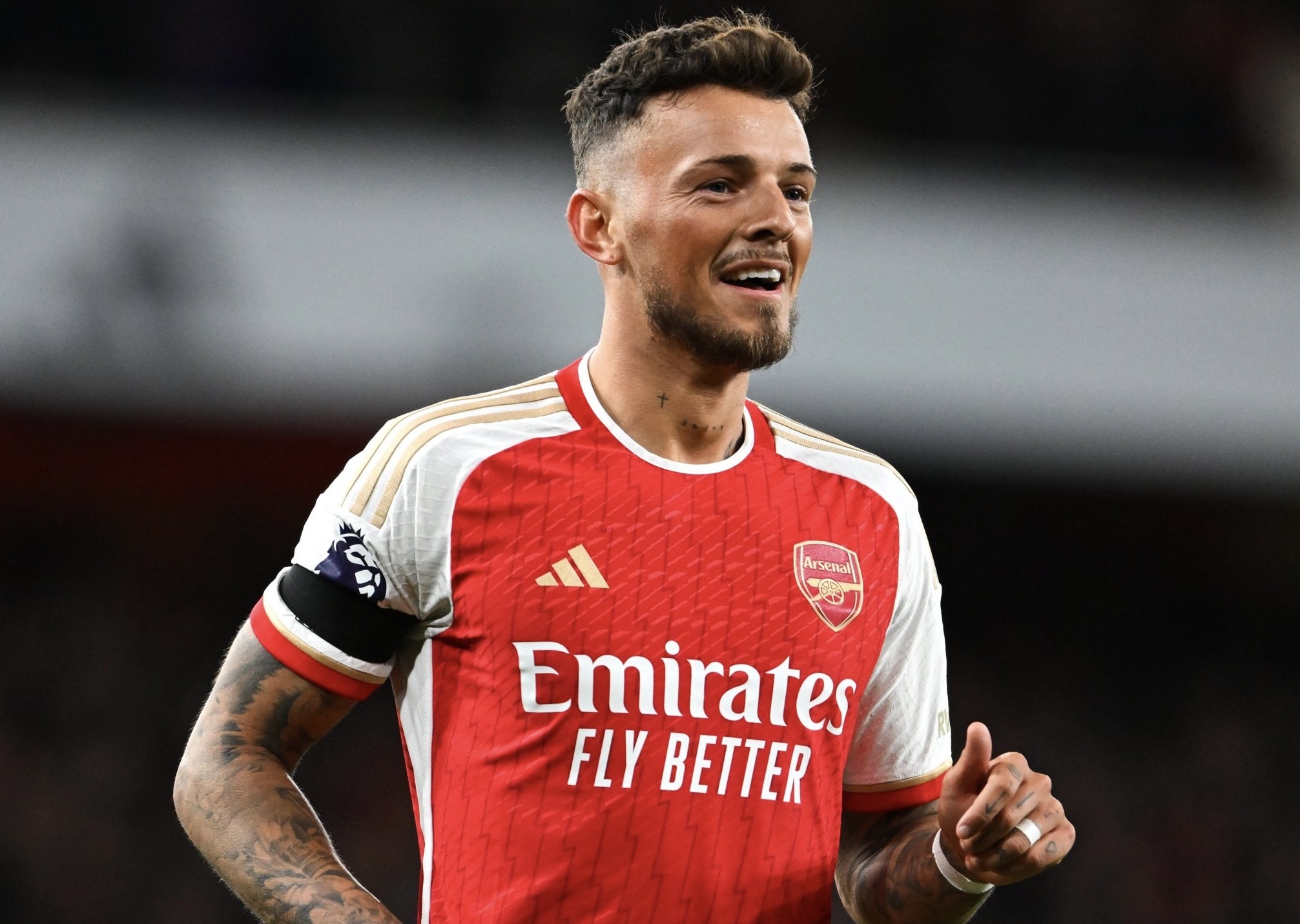 Ben White ngo ngang truoc ban thang cua minh hinh anh