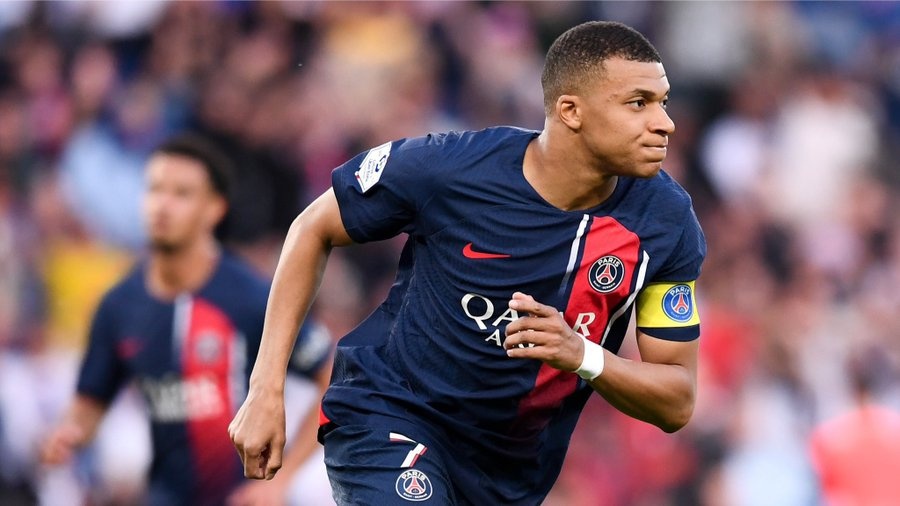 Mbappe lam xiec voi trai bong trong ngay PSG thang dam hinh anh