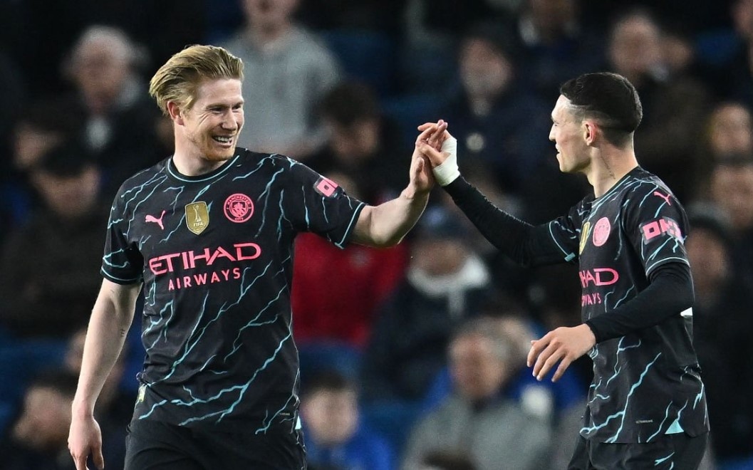 Man City pha hoi nong vao Arsenal hinh anh