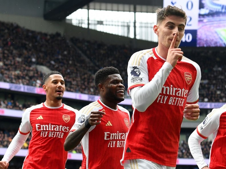 Arsenal chat vat gianh 3 diem truoc Tottenham hinh anh
