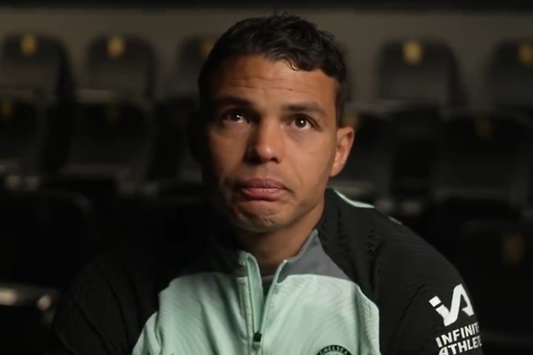 Thiago Silva bat khoc khi chia tay Chelsea hinh anh
