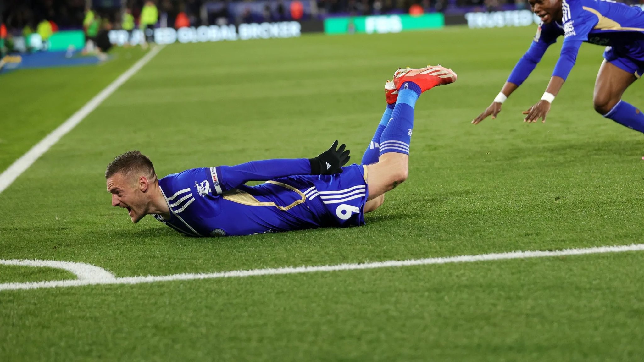 Vardy xung danh huyen thoai Leicester hinh anh