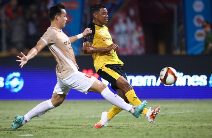 Cuu cau thu MU om dau tiec nuoi truoc Filip Nguyen hinh anh