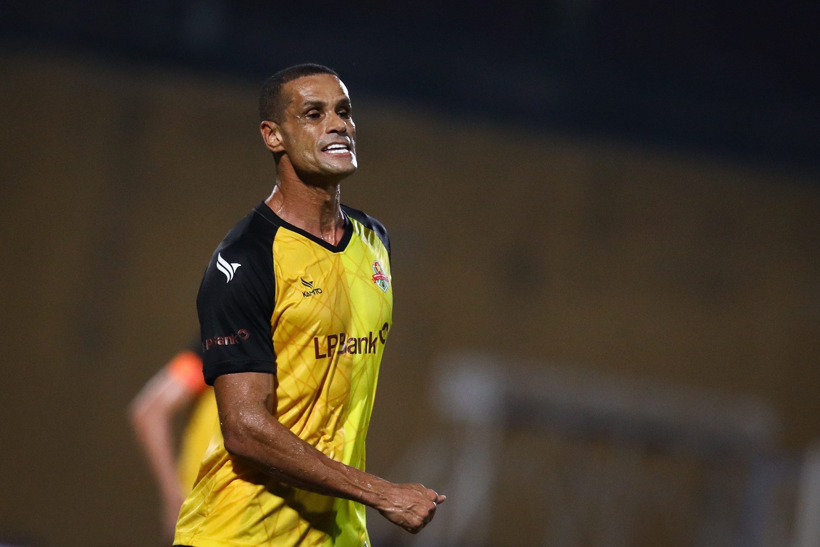 Rivaldo khong the ghi ban o san Hang Day hinh anh