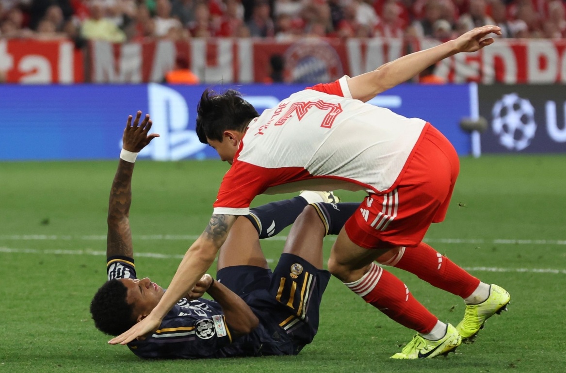 Kim Min-jae voi cai om cau tha da bay loi the cua Bayern hinh anh