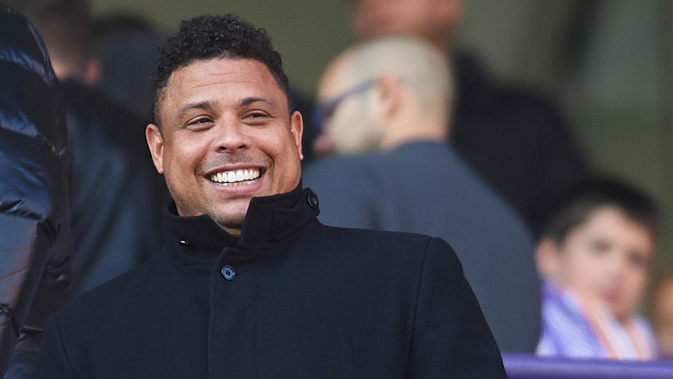 Ronaldo 'beo' kiem bon tien khi ban CLB hinh anh