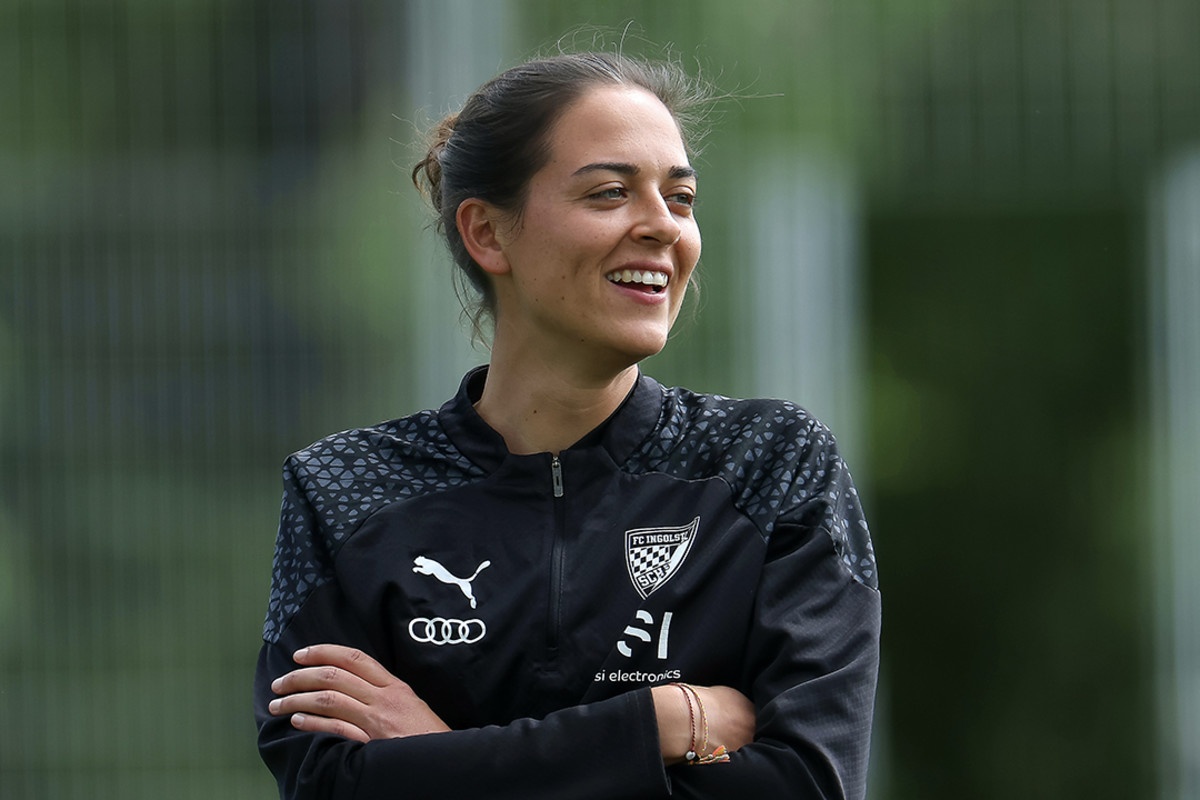 CLB Duc gay soc khi bo nhiem nu HLV hinh anh