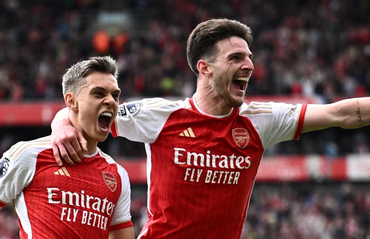 Thang dam Bournemouth, Arsenal gay suc ep len Man City hinh anh