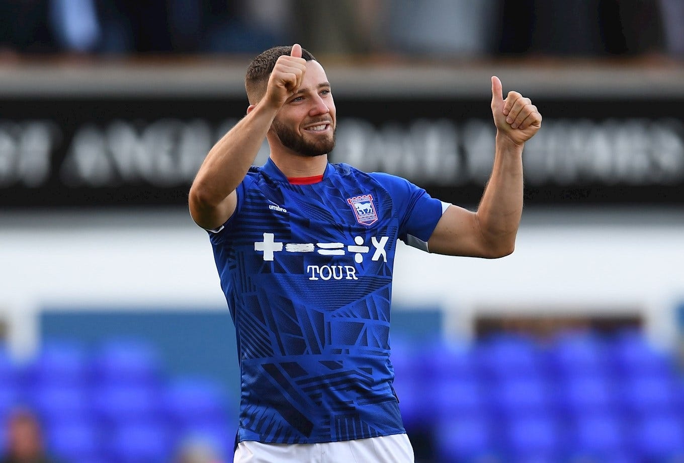 Cuu HLV MU giup Ipswich lap ky tich hinh anh