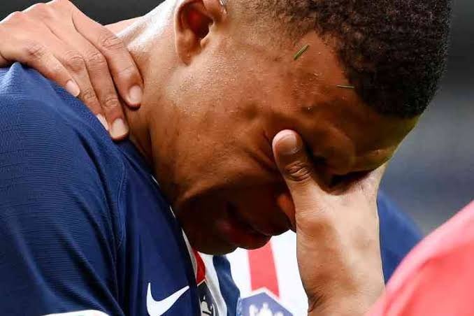 Bi kich bong da cua PSG hinh anh