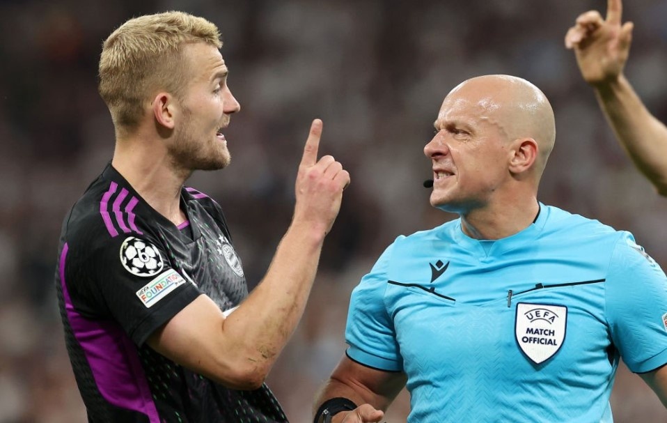 De Ligt phat bieu gay soc sau tran thua Real hinh anh