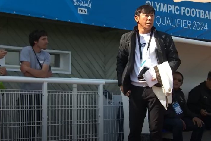 HLV Shin Tae-yong chong doi trong tai hinh anh