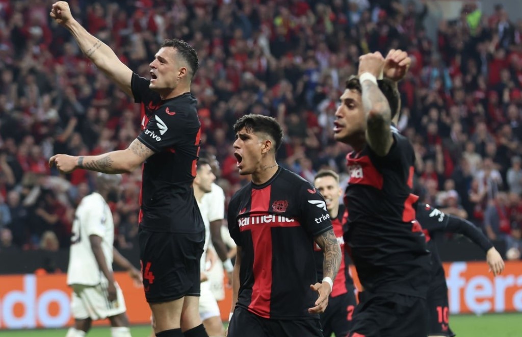 Thoat thua o phut 90+7, Leverkusen di vao lich su hinh anh