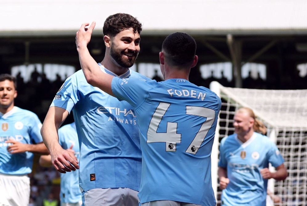 Man City chiem ngoi dau cua Arsenal hinh anh