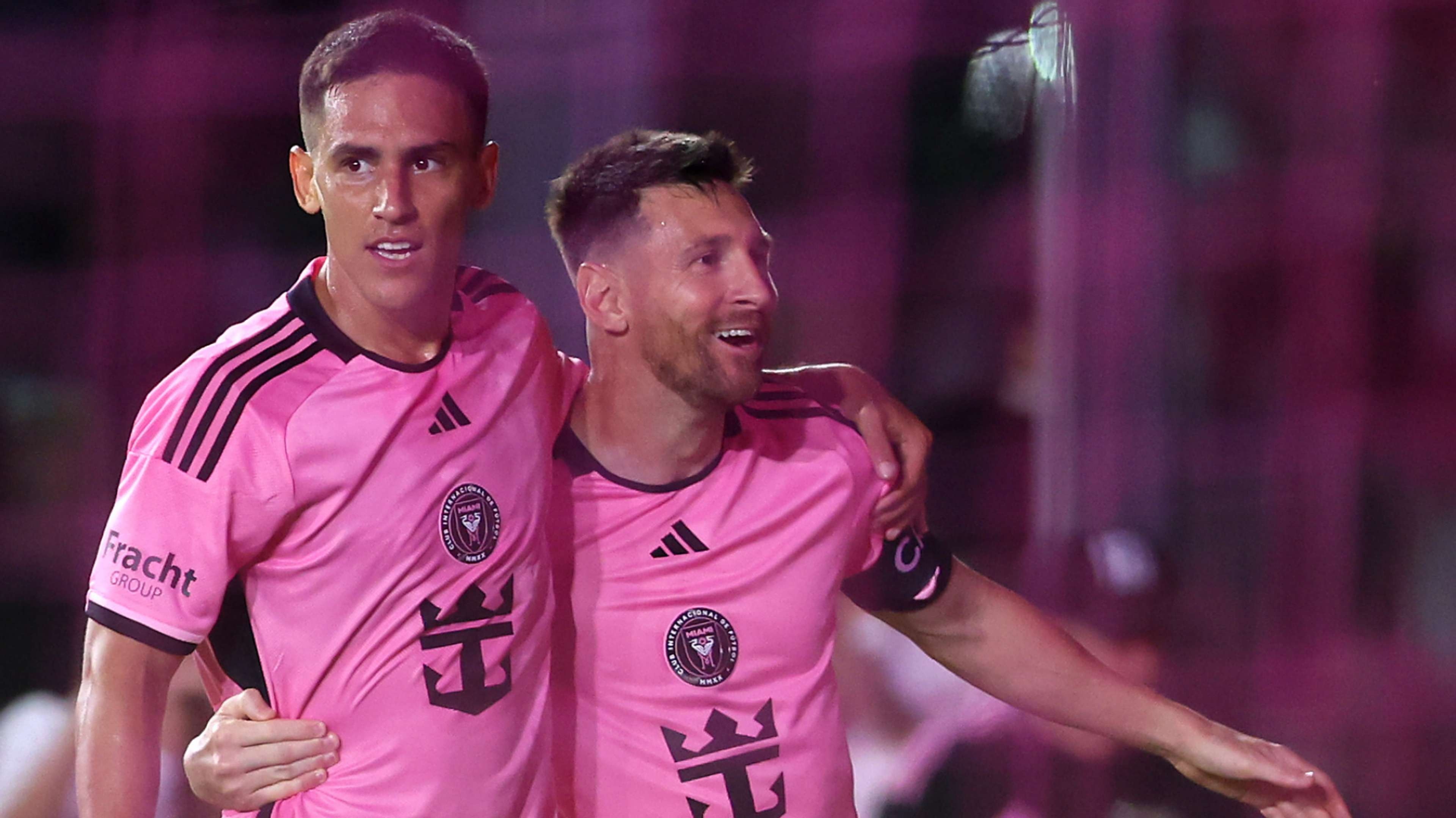 Messi soc khi dong doi lap sieu pham sut phat hinh anh