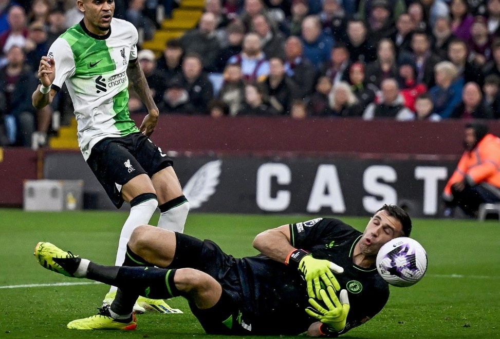 Emiliano Martinez mac sai lam ngo ngan hinh anh