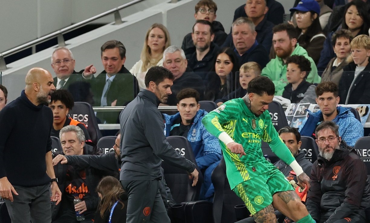 Ederson noi nong hinh anh